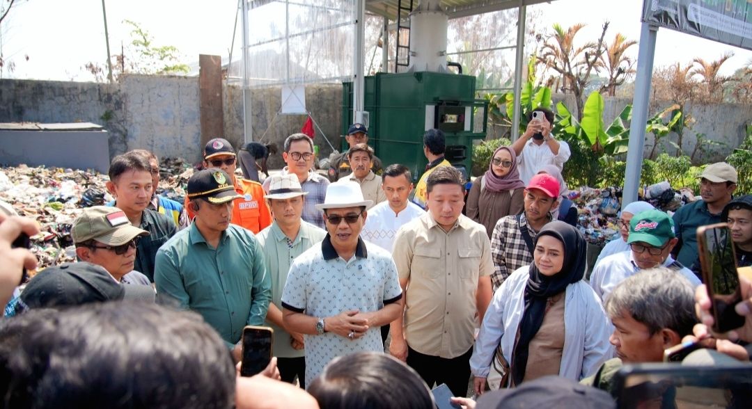 Bertepatan di Hari Kelahirannya ke-55, Bupati KDS Resmikan TPS3R Tegalluar