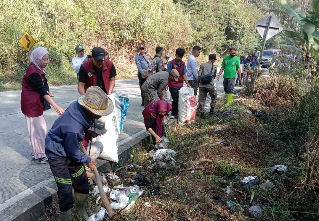 Warga Desa Laksana Gelar Aksi “Mojang Bersih”Wujud Kolaborasi Lintas Sektor Jaga Lingkungan