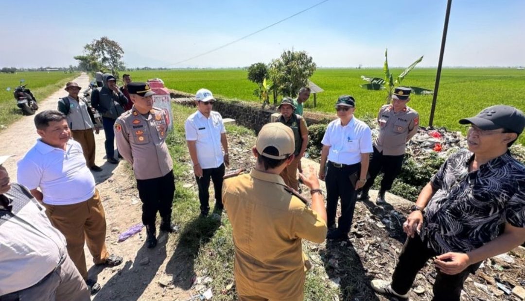 Saluran Pengairan Cigugur di depan RSMBS Menyempit dan Dangkal, Tim Pentahelix Ciparay Akan Segera Normalisasi