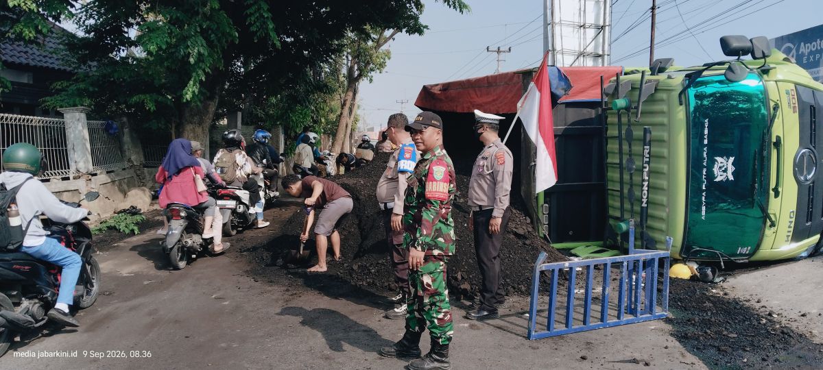 Truk Batu Bara Terguling Akibat Ban Pecah, Jalur Majalaya–Ciparay Sementara Tak Bisa Dilalui Roda Empat