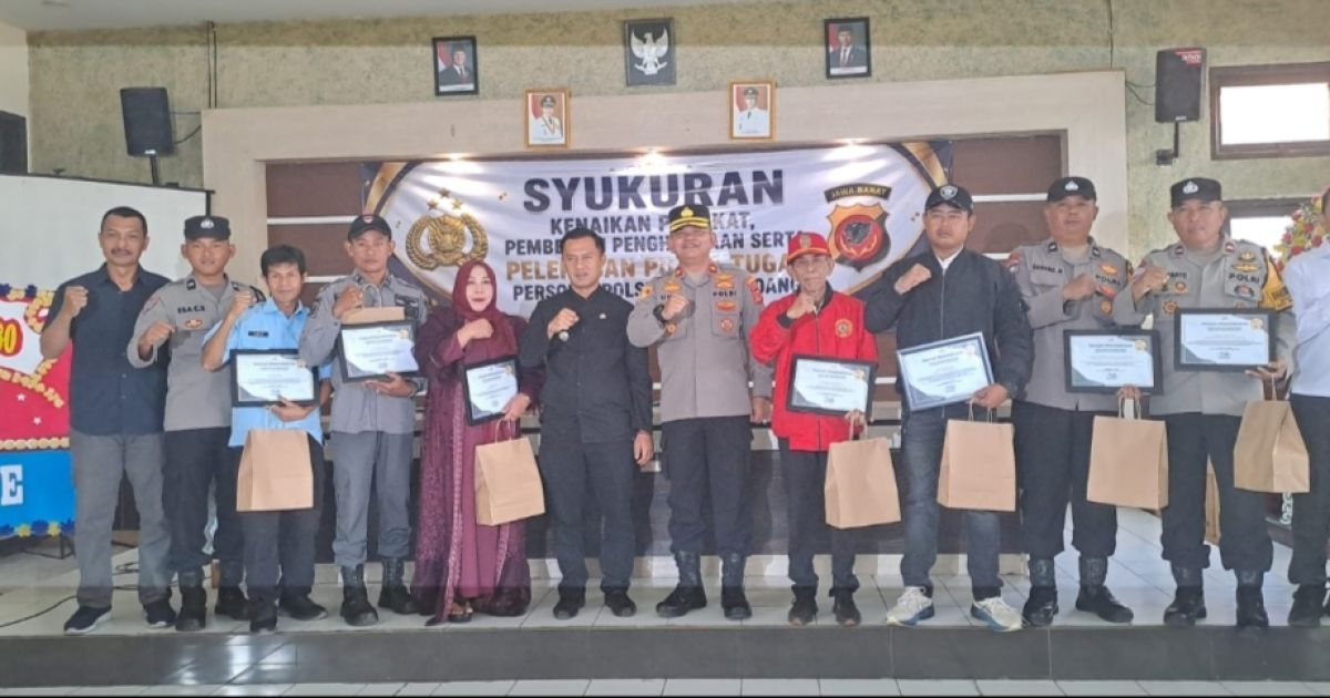 Ketua RW 17 Cijagra Sumiati Terima Penghargaan dari Polsek Bojongsoang