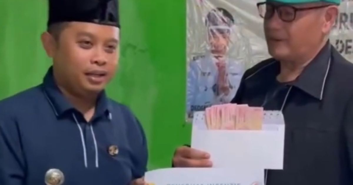 Program Prioritas Bupati Bandung, Camat Ciparay Salurkan Insentif Guru Ngaji di Desa Manggungharja