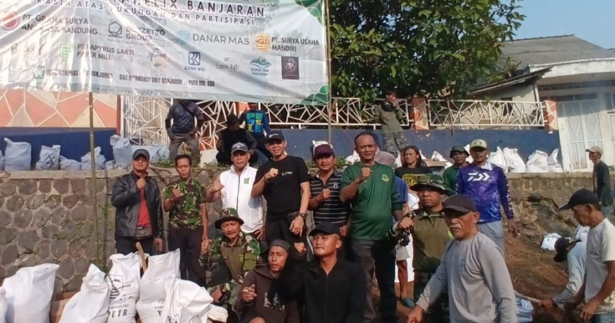 Anggota DPRD Kabupaten Bandung Dadang Hemayana Tinjau Langsung Normalisasi Irigasi Cibanjaran Bersama Forkopimcam Banjaran