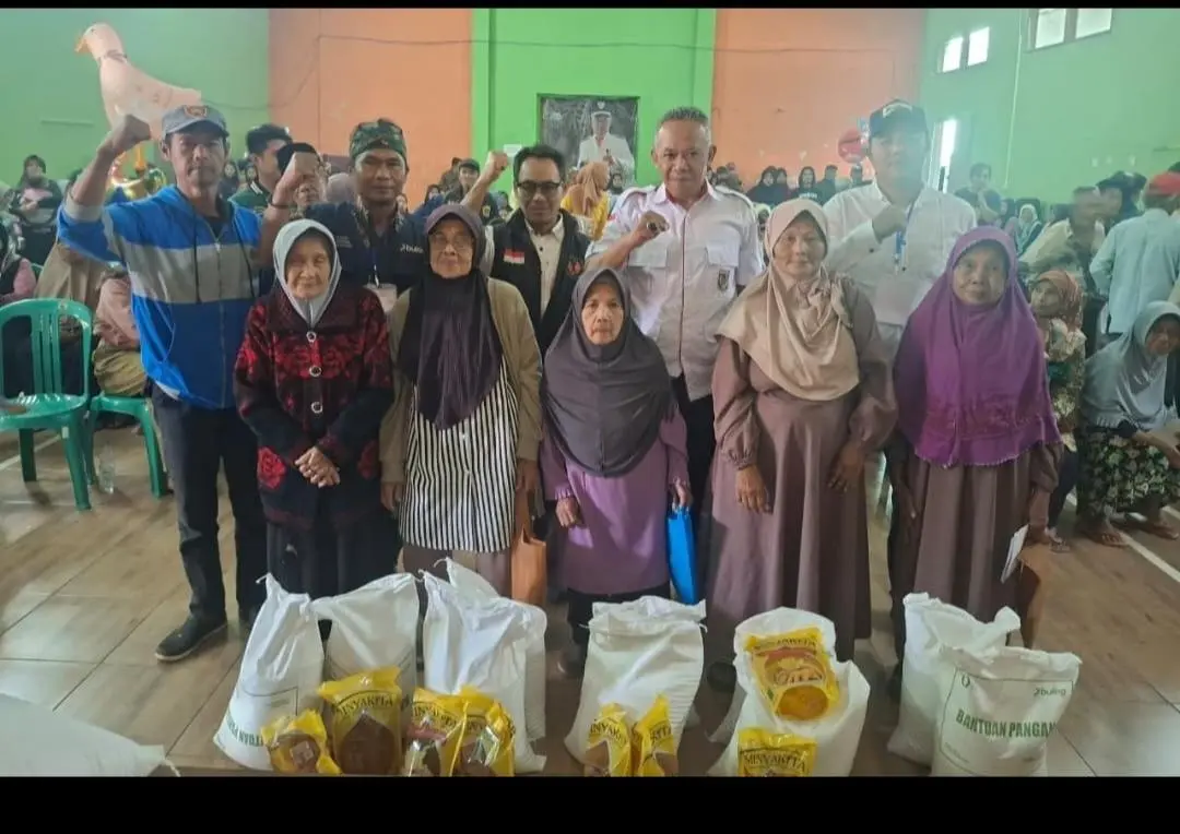 Kades Ciapus Usep Suhendar Turun Langsung Awasi Distribusi Bantuan Pangan untuk Warga