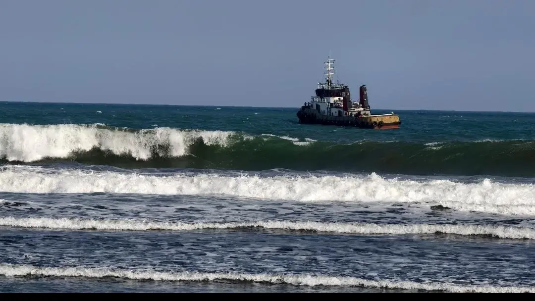 Tongkang Bermuatan 80 Ribu Ton Batubara Didamparkan di Pantai Sukaresik, Cegah Risiko Tenggelam dan Pencemaran Laut