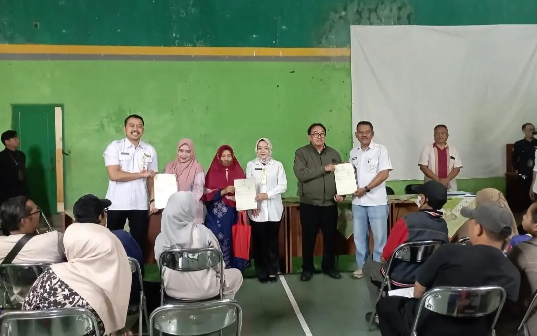 ATR/BPN Serahkan 100 Sertifikat PTSL di Desa Langensari, Warga Kini Miliki Kepastian Hukum Tanah