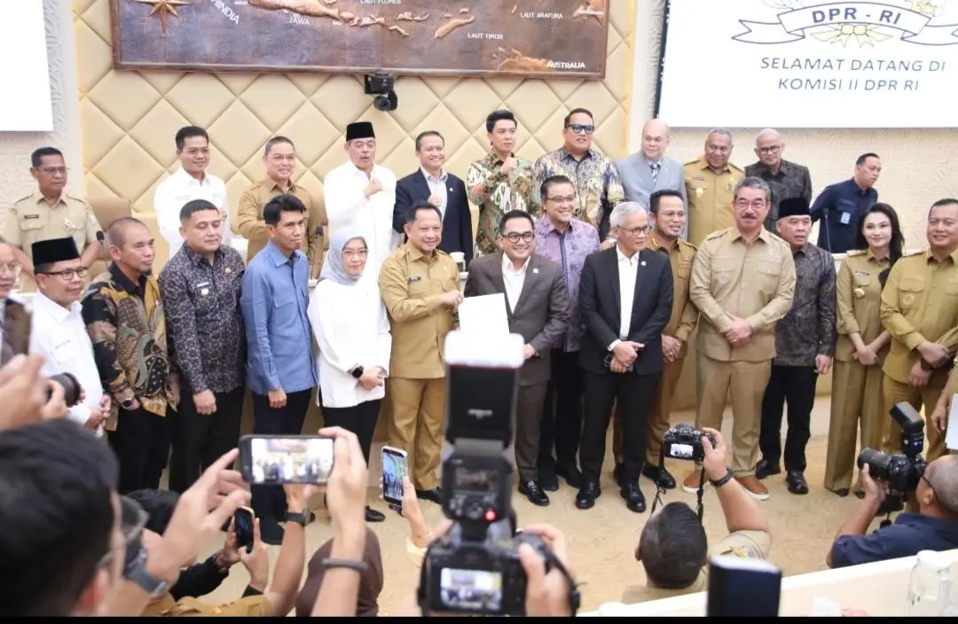 Rapat dengan DPR RI, Mendagri Paparkan Solusi Penataan PPPK di Daerah