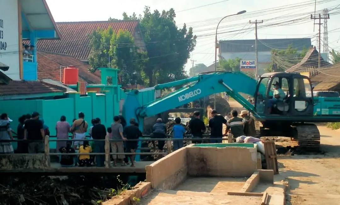 Panitia Pentahelix Kebut Normalisasi Sungai Cisungalah, Asep Hana Kirana: Manfaatkan Cuaca Cerah Sebelum Hujan Turun.