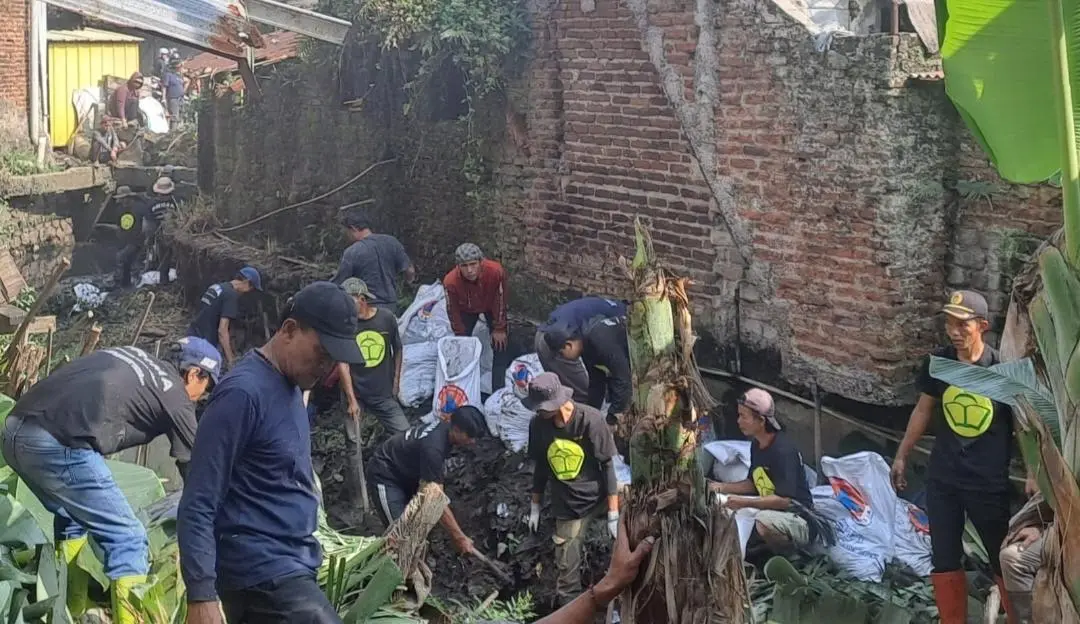 Momentum Hari Lahir Pancasila, Kolaborasi Pentahelix Bersama Polsek, BPBD dan Prima Bersihkan Saluran Air di Dayeuhkolot