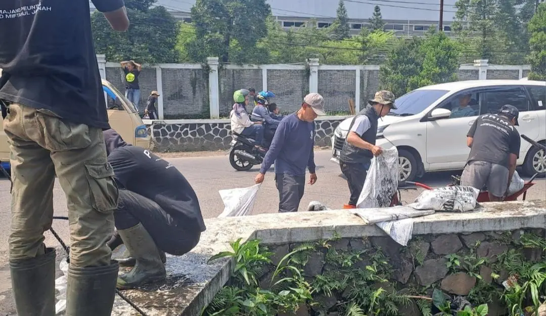 Pentahelix Dayeuhkolot Gotong Royong Bersihkan Saluran Irigasi di Depan PT Daliatex, Antisipasi Banjir Saat Musim Hujan