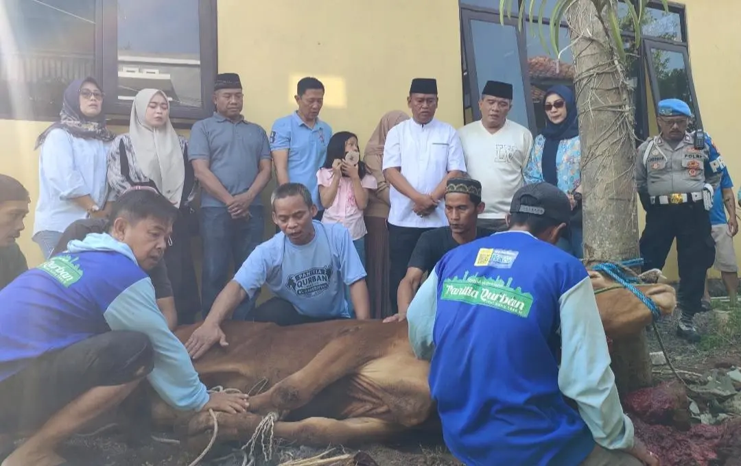 Polsek Rayon 2 Polresta Bandung Sembelih Hewan Kurban di Mako Polsek Majalaya