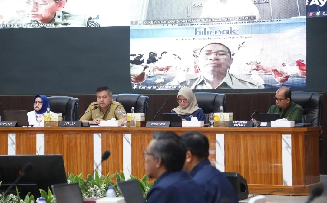 Sekjen Kemendagri Minta Bulog Gerak Cepat Salurkan Minyak Goreng ke Indonesia Timur