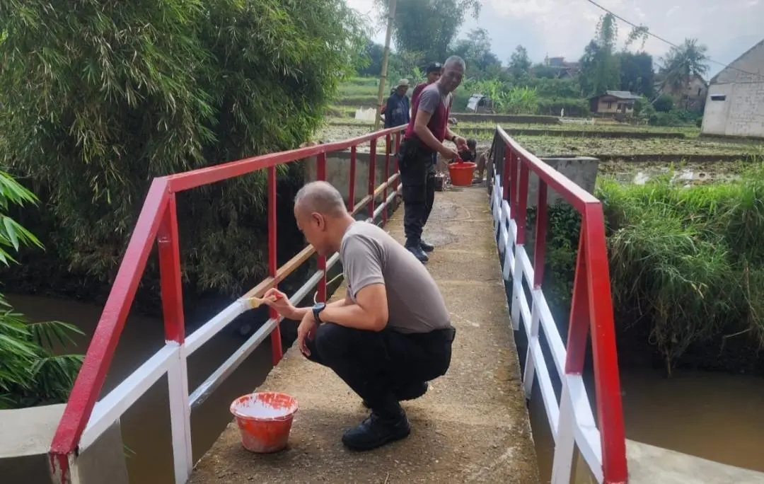 AKP Sugiharto Pimpin Pengecatan Jembatan Merah Putih di Ciparay, Wujud Nyata Polisi Hadir di Tengah Masyarakat