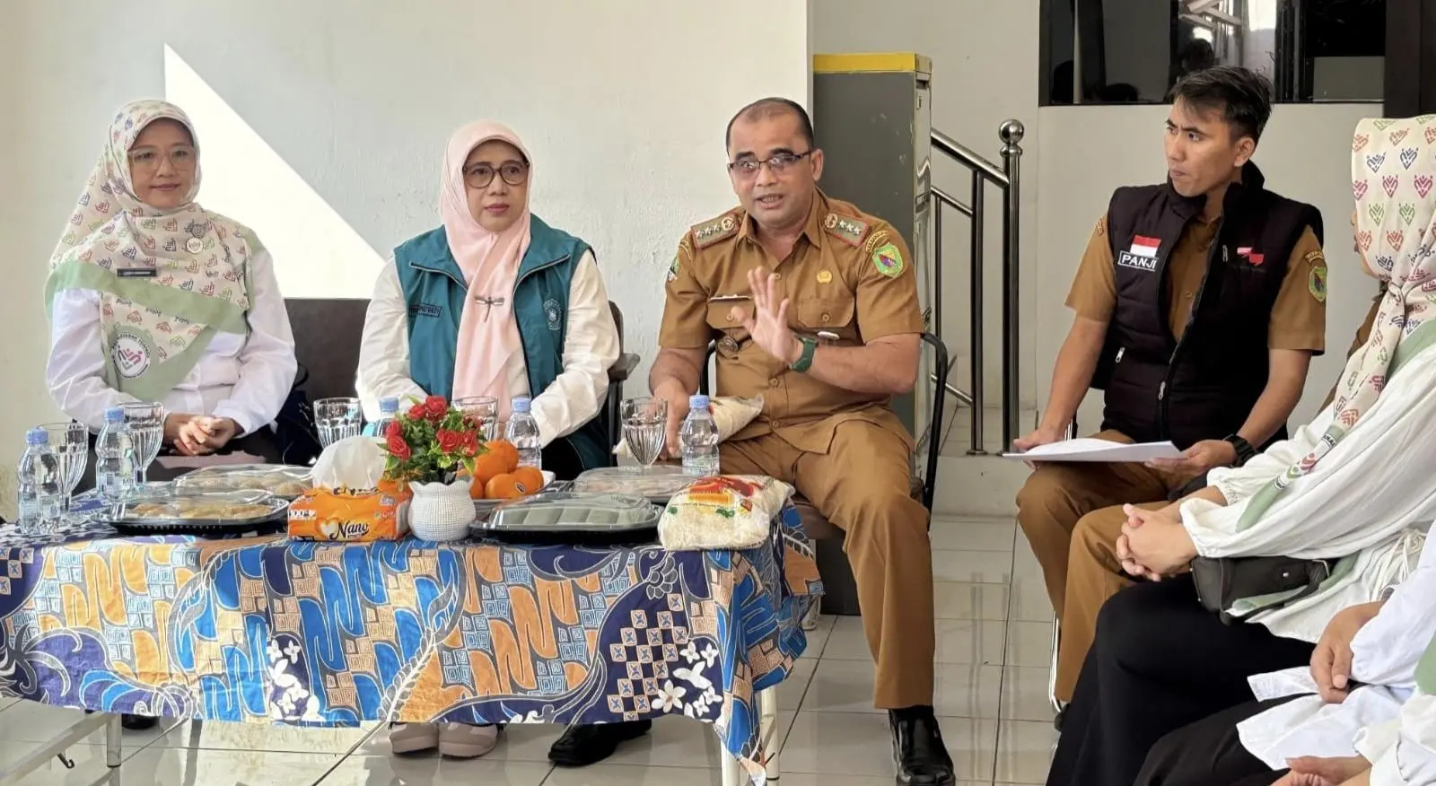 Camat Dayeuhkolot dan Ketua PKK Sambut Kunjungan DPW Kabupaten Bandung pada Gebyar Imunisasi