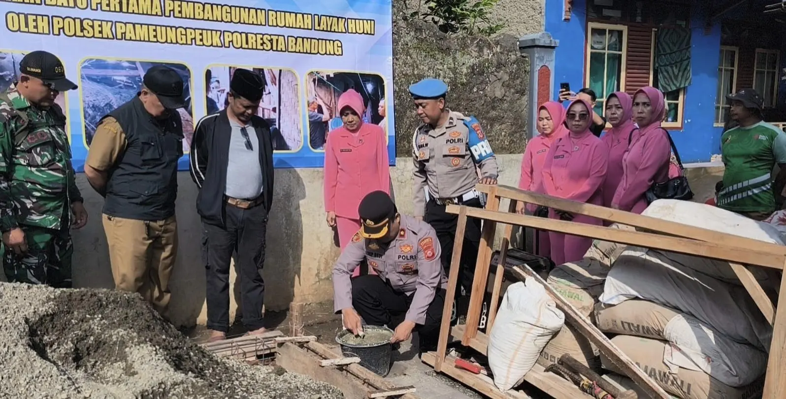 Polsek Pameungpeuk Gelar Peletakan Batu Pertama Rutilahu, Rumah ke-19 untuk Warga Arjasari