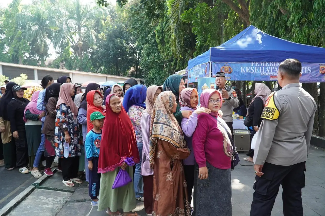Polresta Bandung Gelar “Jumat Berkah”, Ratusan Warga di Soreang Nikmati Makan dan Layanan Kesehatan Gratis
