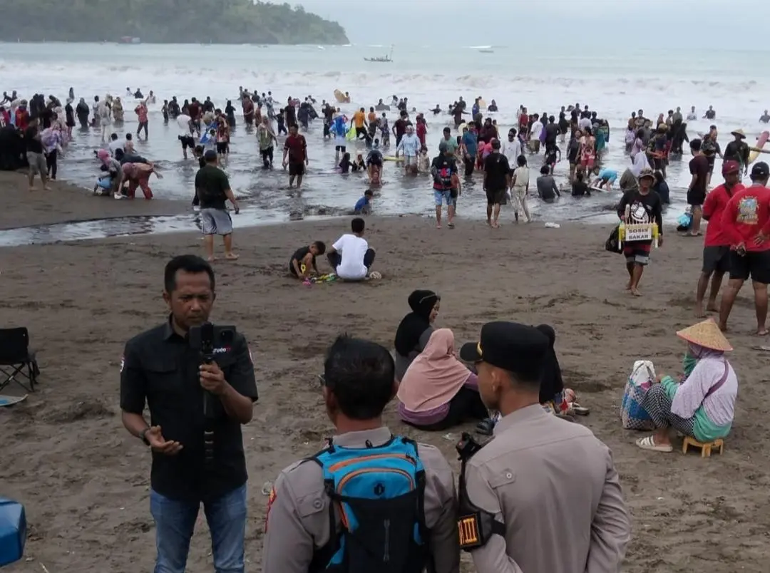 Pantai Pangandaran Dipadati Wisatawan, Polisi Tingkatkan Patroli Gabungan