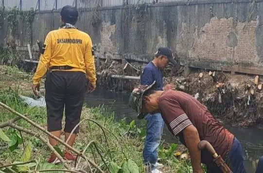Pentahelix Dayeuhkolot Genjot Normalisasi Irigasi Cipalasari, 100 Meter Dikerjakan Manual Demi Kelancaran Aliran Air
