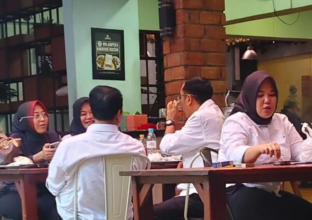 Waduh! Oknum ASN Disdik Jabar Terciduk Teken Berkas Proyek di RM Ampera Saat Jam Diklat Bandung