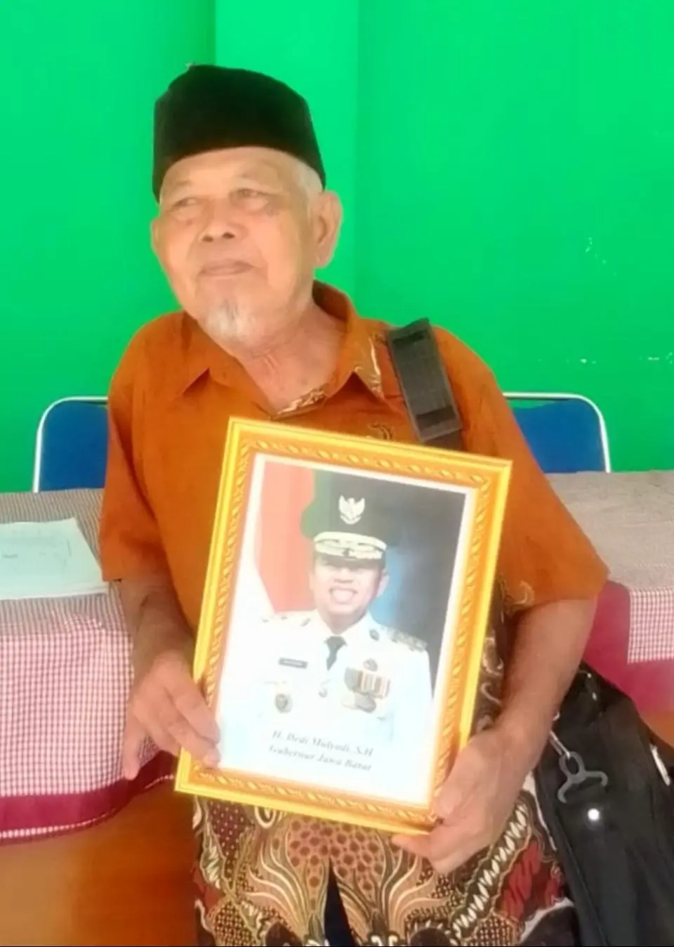 Semangat Tak Lekang Usia, Kakek Gojali (80) Jadi Pejuang Kebersihan di Cijengkol