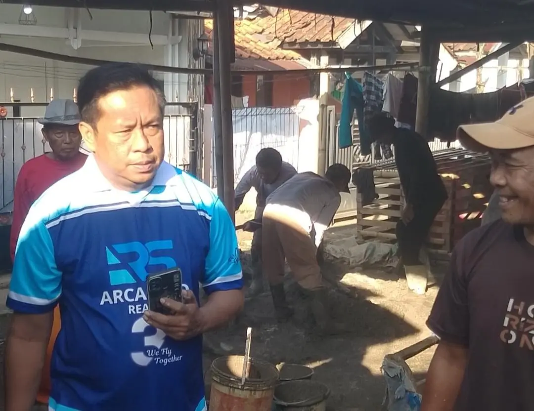 Warga RW 011 Desa Sukamanah Gotong Royong Perbaiki Jalan Gang Secara Swadaya
