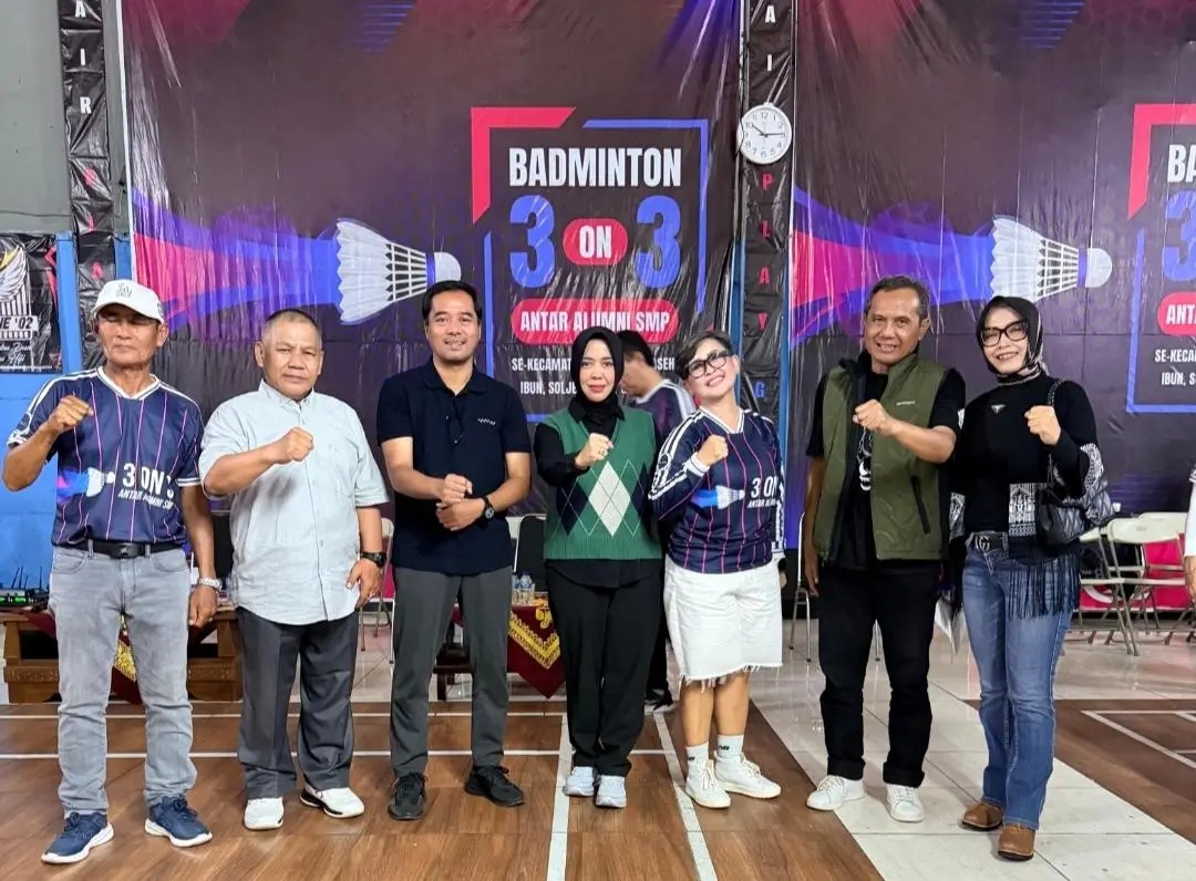 Ketua DPRD, Renie Rahayu Resmi Buka Turnamen Bulutangkis Reuni Alumni SMP Dapil 5 dan 6