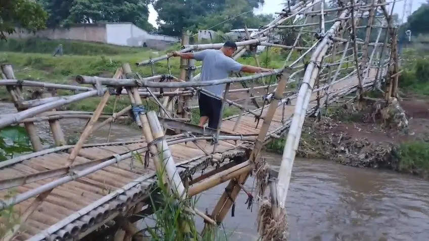 Jembatan Bambu di Ceuri Ciparay Rusak Parah, Warga Waswas Sewaktu-waktu Roboh