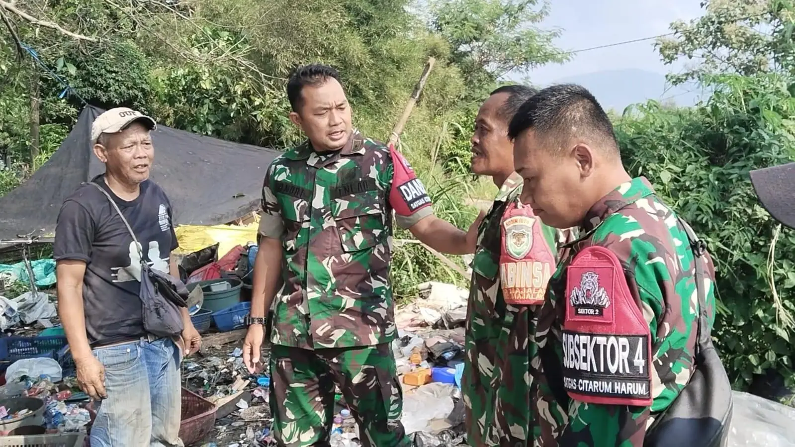 Respons Laporan Warga, Satgas Citarum Harum Tinjau Pembakaran Sampah di Kampung Kondang