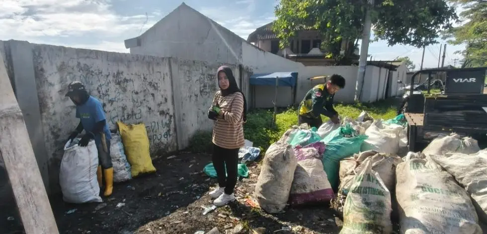 Ketua DPRD Kabupaten Bandung Pimpin Aksi Jumat Bersih di Cibodas, Warga Antusias Gotong Royong