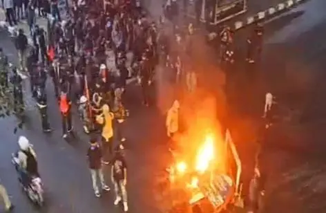 May Day di Bandung Ricuh: Massa Berpakaian Hitam Mengamuk, Pos Polisi dan Fasilitas Umum Dibakar di Dago–Cikapayang