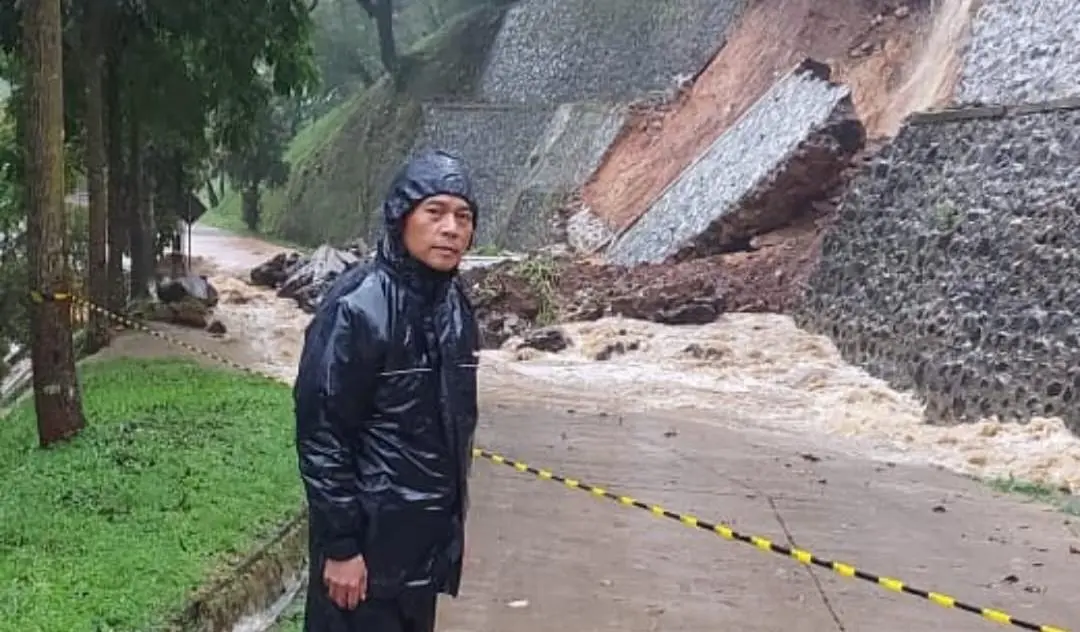 Longsor dan Banjir Tutup Akses Jalan Lamajang–Mekarwangi, Kades Turun Langsung ke Lokasi