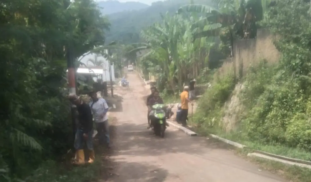 Diduga Tak Transparan, Proyek Rabat Beton di Ibun Disorot Warga