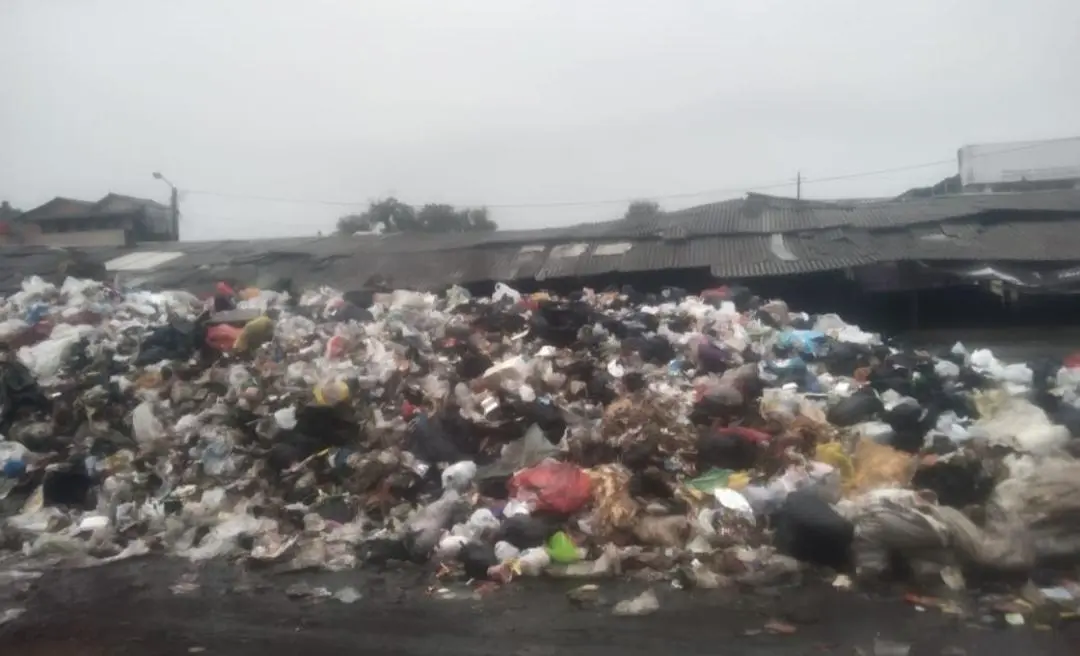 TPS Liar di Terminal Majalaya Dikeluhkan, Sampah Menggunung Ganggu Aktivitas Warga