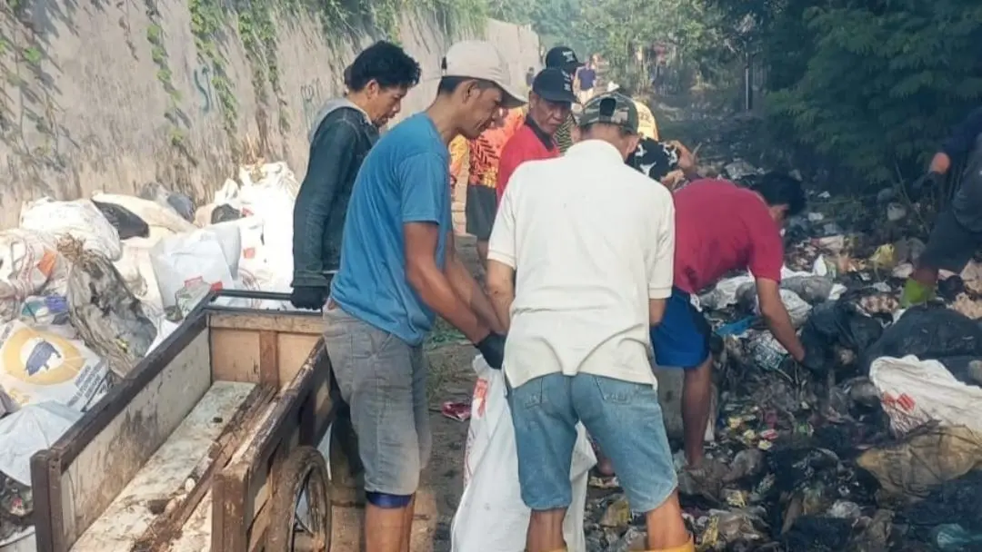 Pentahelix Dayeuhkolot Gerakkan Warga, Gebyar Gotong Royong Bersihkan Lingkungan di Dua Wilayah