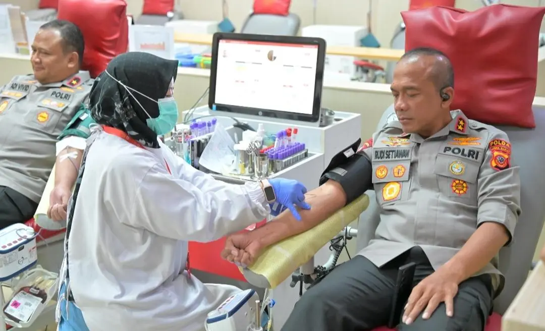 Kapolda Jabar Turun Langsung Donor Darah di PMI Bandung, Bukti Kepedulian Nyata Polri