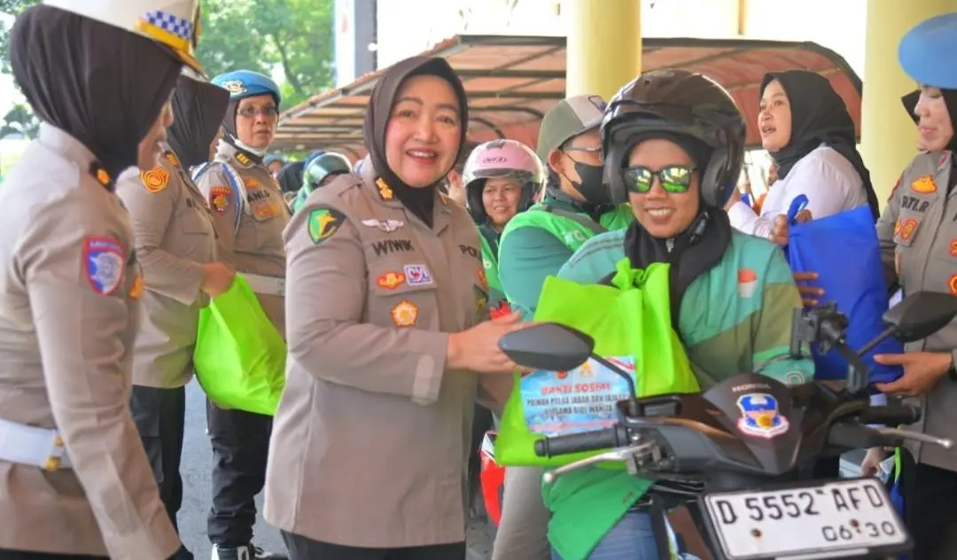 Momentum Hari Kartini, Polwan Polda Jabar Bantu Driver Ojol Perempuan dengan 100 Paket Sembako