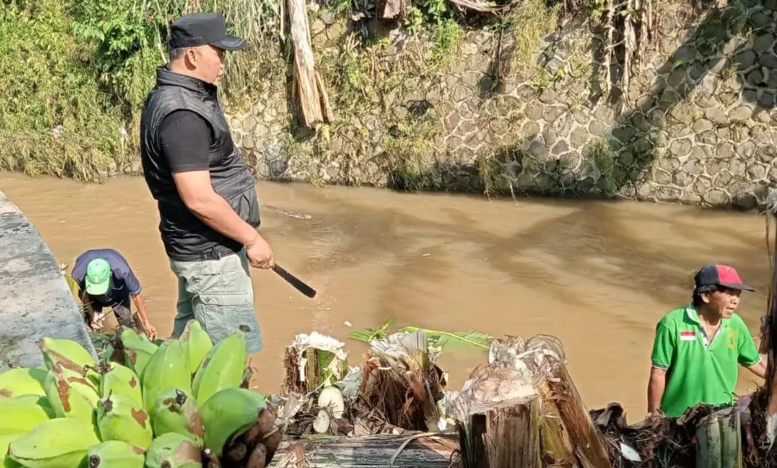 Anggota DPRD Fraksi PKB Dadang Hemayana Pimpin Gotong Royong Normalisasi Sungai Cibanjaran