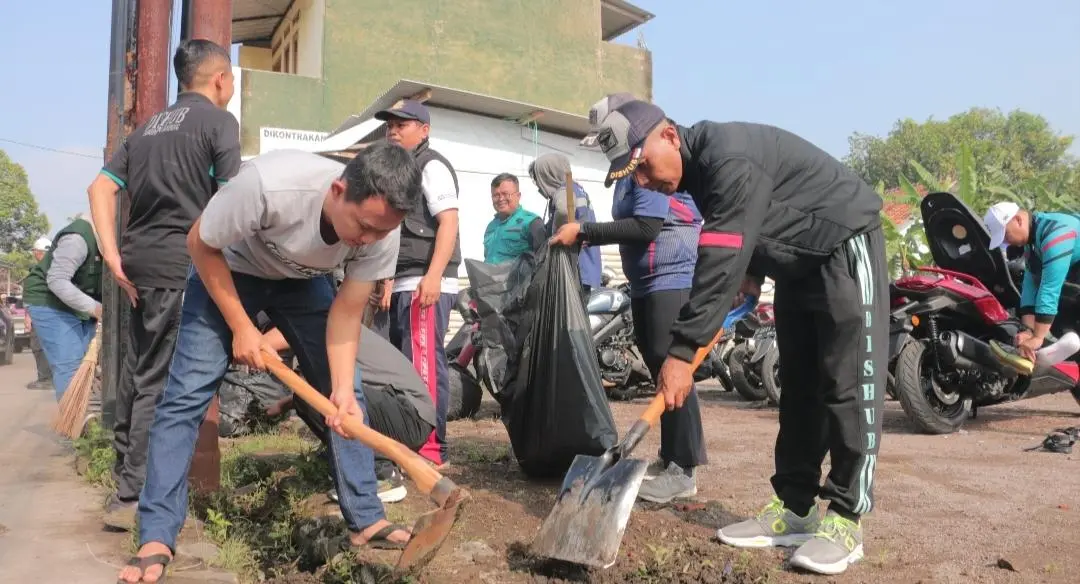 Bupati KDS Instruksikan ASN hingga Kades Gotong Royong Beberesih Lingkungan