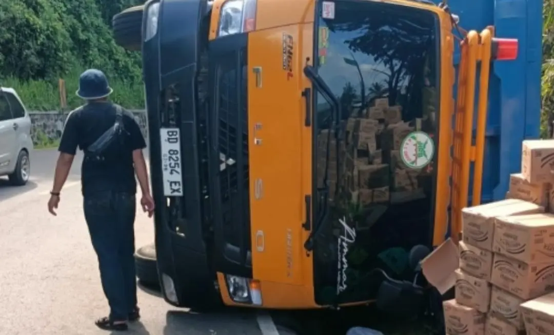 Truk Pengangkut Minyak Goreng Terguling di Nagreg, Tidak Ada Korban Jiwa