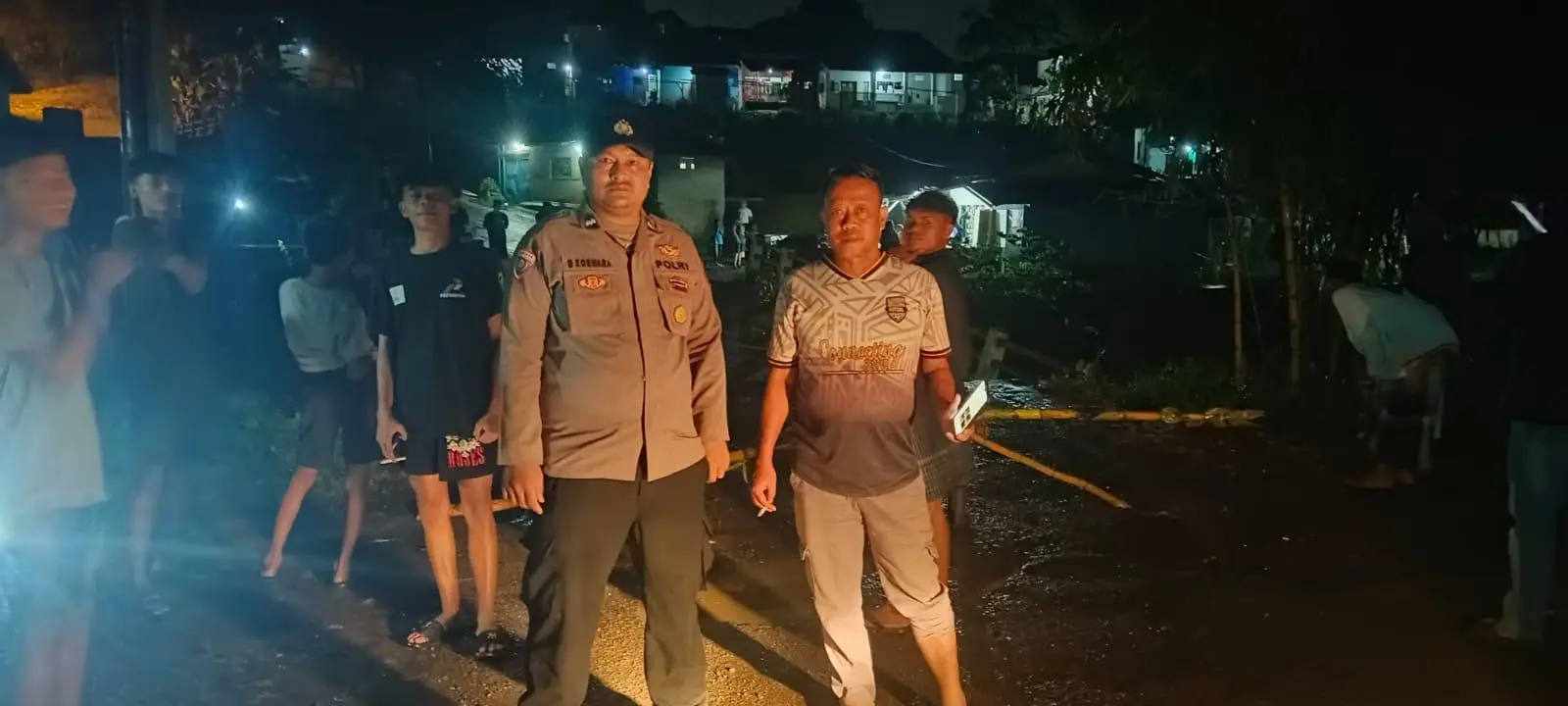 Kapolsek Ibun Tinjau Langsung Jembatan Amblas, Jalur Penghubung Warga Terputus