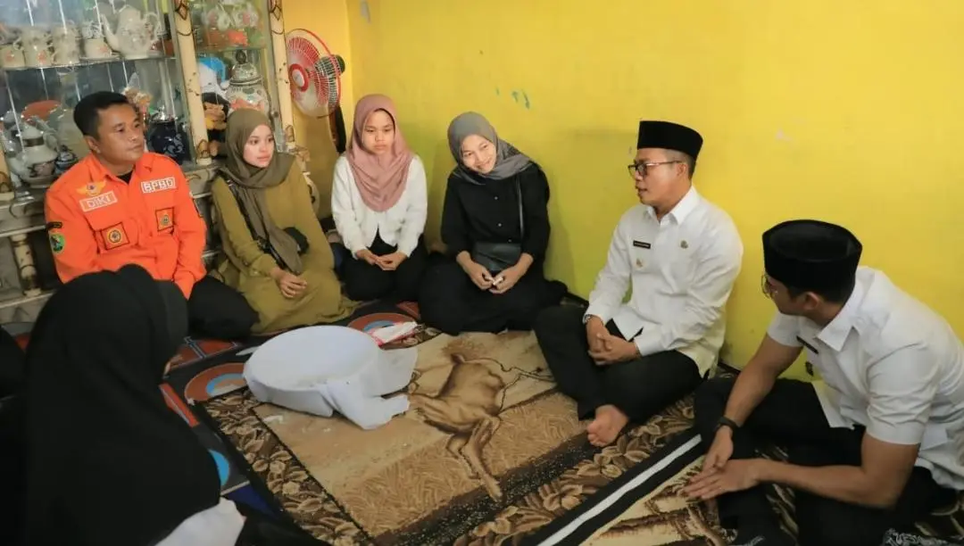 Bupati Bandung Bertakziyah ke Rumah Duka 2 Korban Terseret Arus Sungai di Banjaran