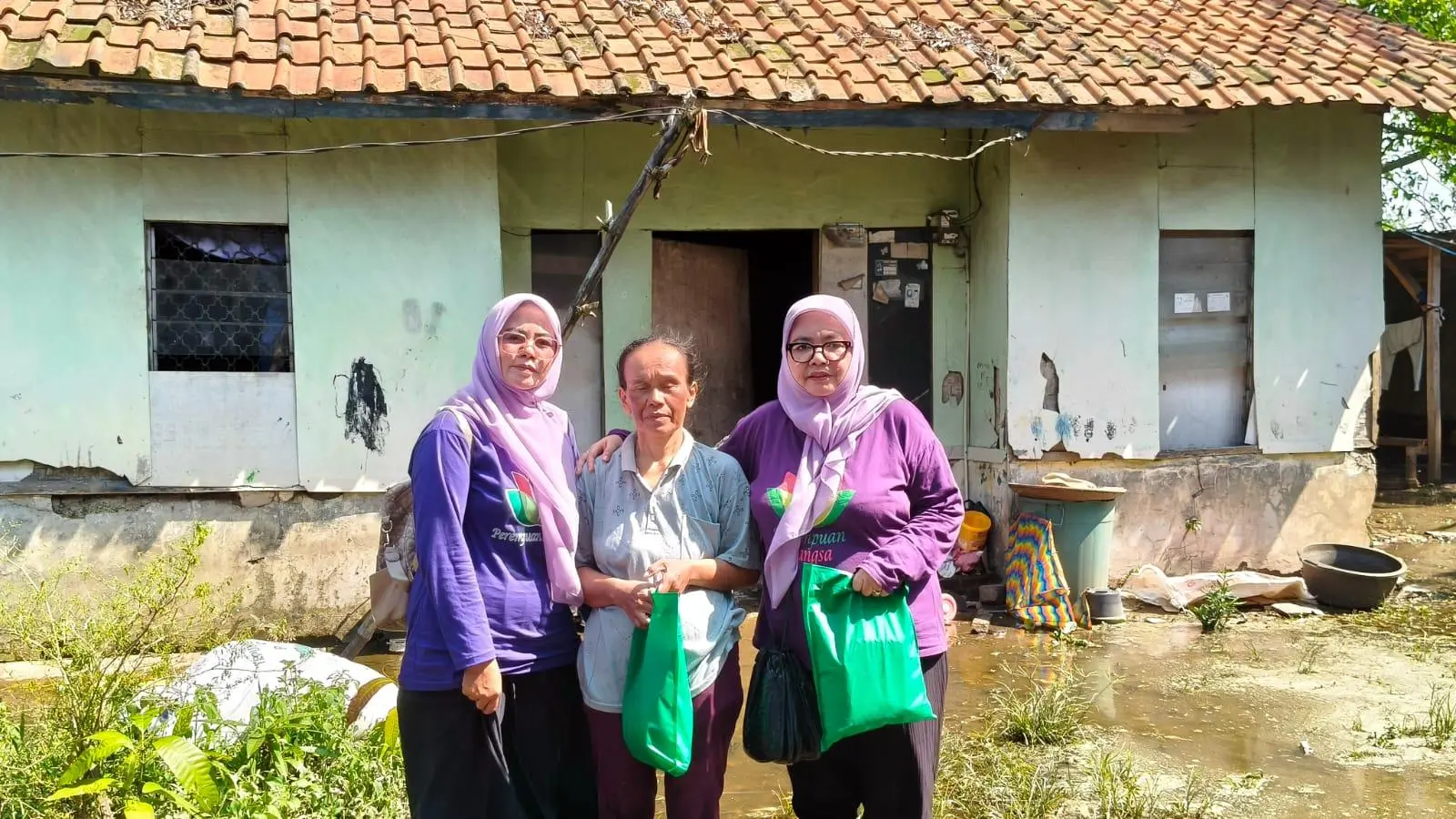 Perempuan Bangsa Kabupaten Bandung Salurkan Bantuan Paket Sembako untuk Warga Terdampak Banjir di Bojongemas