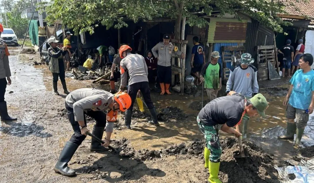 Satbrimob Polda Jabar Kirim Tim SAR, Bantu Warga Terdampak Banjir di Bojong Majalaya