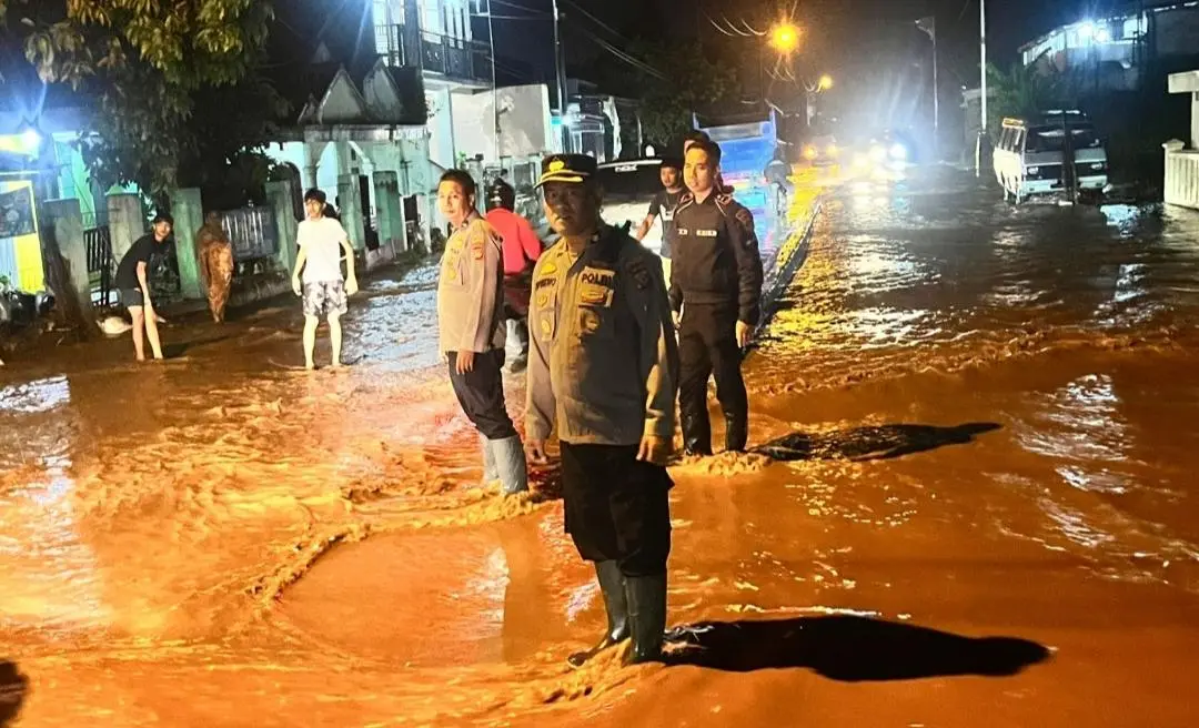 Tanggul Jebol Sebabkan Banjir di Majalaya, Polisi Sigap Atur Lalu Lintas dan Dorong Kendaraan Mogok