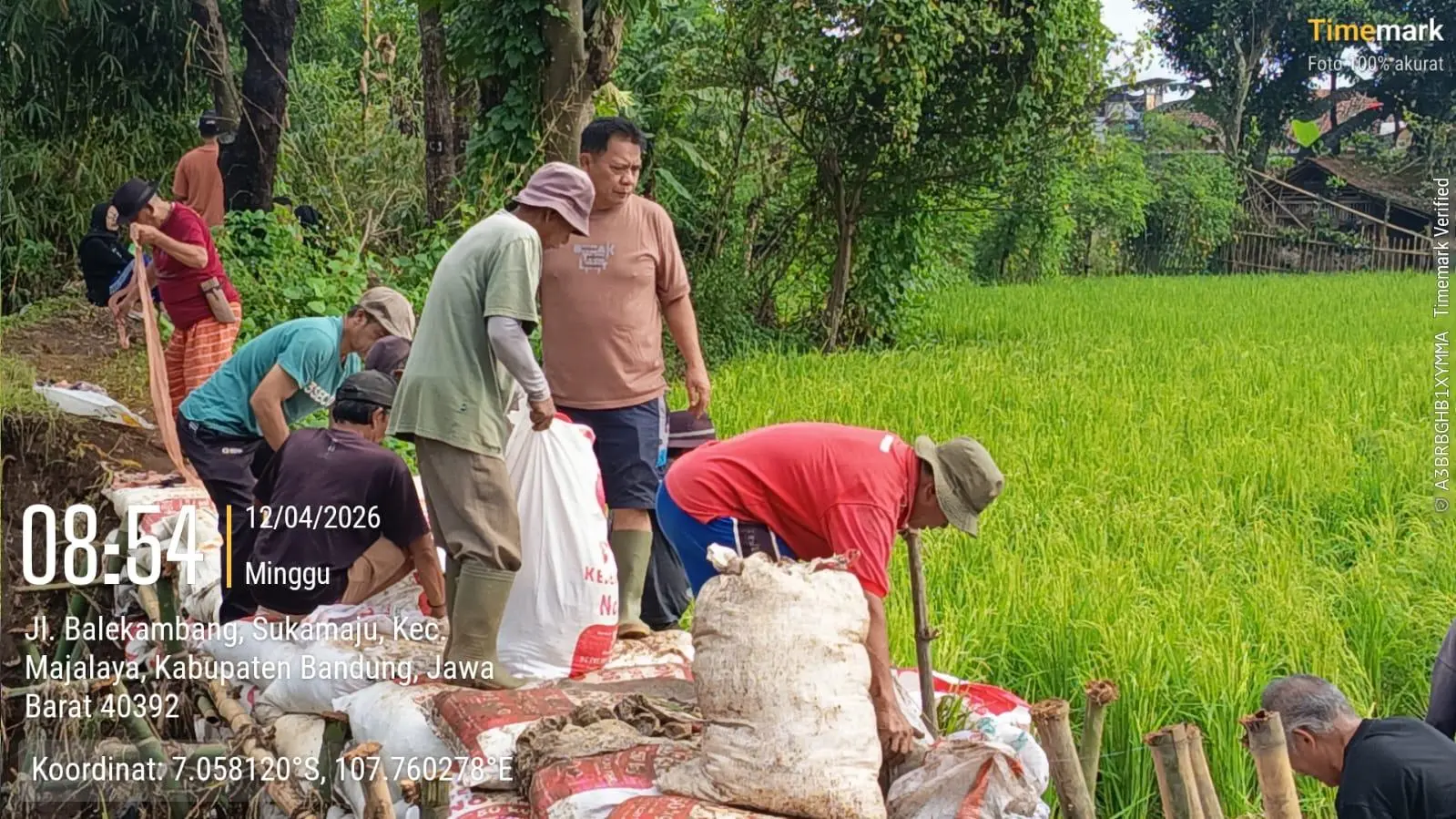 Gotong Royong Perbaiki Tanggul Jebol, Kepala Desa Tanggulun Turun Langsung Bersama Warga