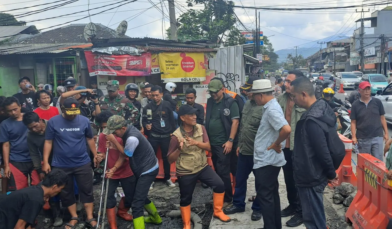 Bupati Kang DS Tinjau Penanganan Banjir di Palasari Dayeuhkolot, Temukan Saluran PDAM Terhambat
