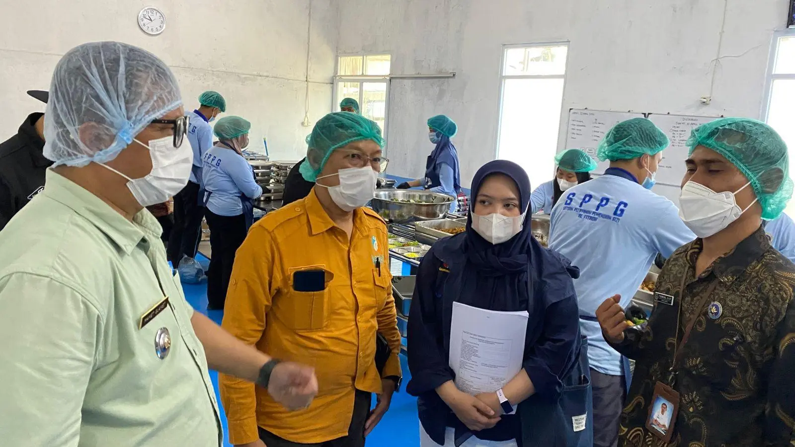 Camat Mamet Slamet dan Tim Dinas Kesehatan Monitoring SPPG dan Dapur MBG di Kecamatan Kutawaringin