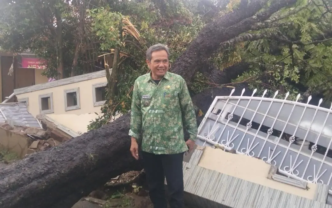 Respons Cepat Camat Ibun Tangani Bencana Pohon Tumbang Akibat Cuaca Ekstrem