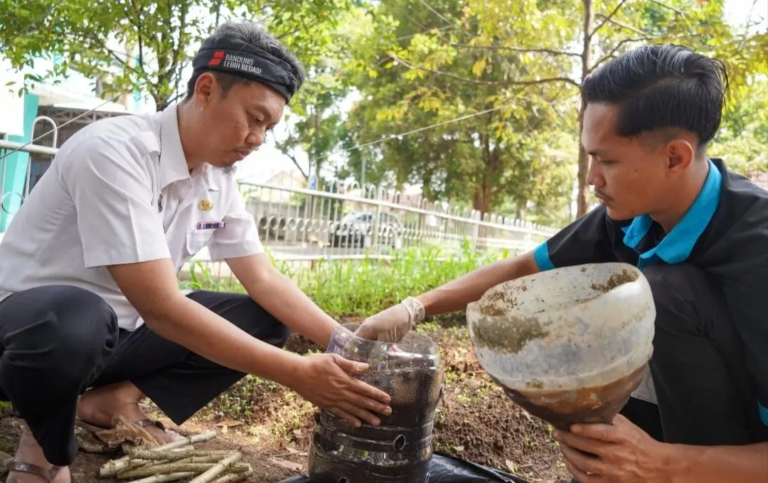 Ubah Sampah Jadi Berkah! Disdukcapil Kabupaten Bandung Sulap Sisa Makanan & Daun Jadi Pupuk Kompos