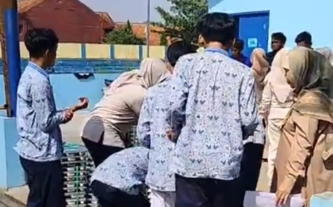 Heboh! Siswa SMPN 1 Dayeuhkolot Ramai-Ramai Kembalikan MBG karena Bau Tak Sedap